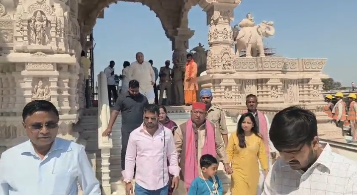 परिवार के साथ रामलला का दर्शन करने पहुंचे सपा सांसद अवधेश प्रसाद परिवार के साथ रामलला का दर्शन करने पहुंचे सपा सांसद अवधेश प्रसाद