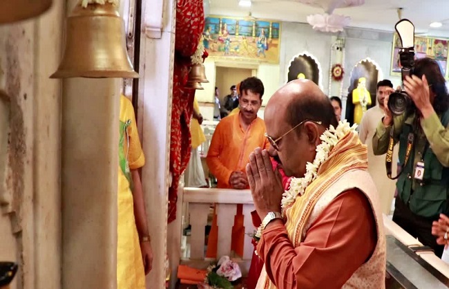 राम मंदिर में पूजा-अर्चना करते राज्यपाल सी.वी. आनंद बोस राम मंदिर में पूजा-अर्चना करते राज्यपाल सी.वी. आनंद बोस