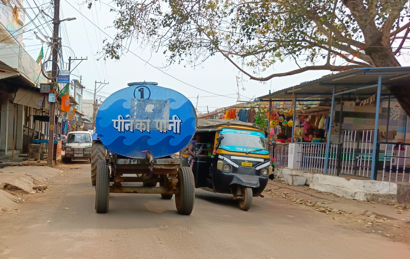 नगर निगम का पानी टैंकर। नगर निगम का पानी टैंकर।