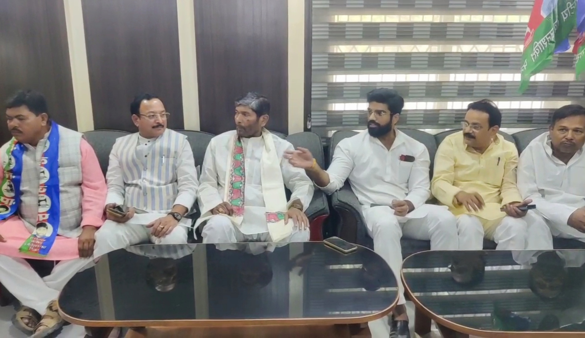 अररिया फोटो:रालोजपा के नेता पीसी में जानकारी देते अररिया फोटो:रालोजपा के नेता पीसी में जानकारी देते
