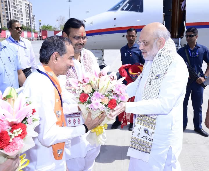 केन्द्रीय मंत्री अमित शाह का स्वागत करते हुए राजस्थान सीएम भजनलाल शर्मा और भाजपा प्रदेश अध्यक्ष राठौड़ केन्द्रीय मंत्री अमित शाह का स्वागत करते हुए राजस्थान सीएम भजनलाल शर्मा और भाजपा प्रदेश अध्यक्ष राठौड़