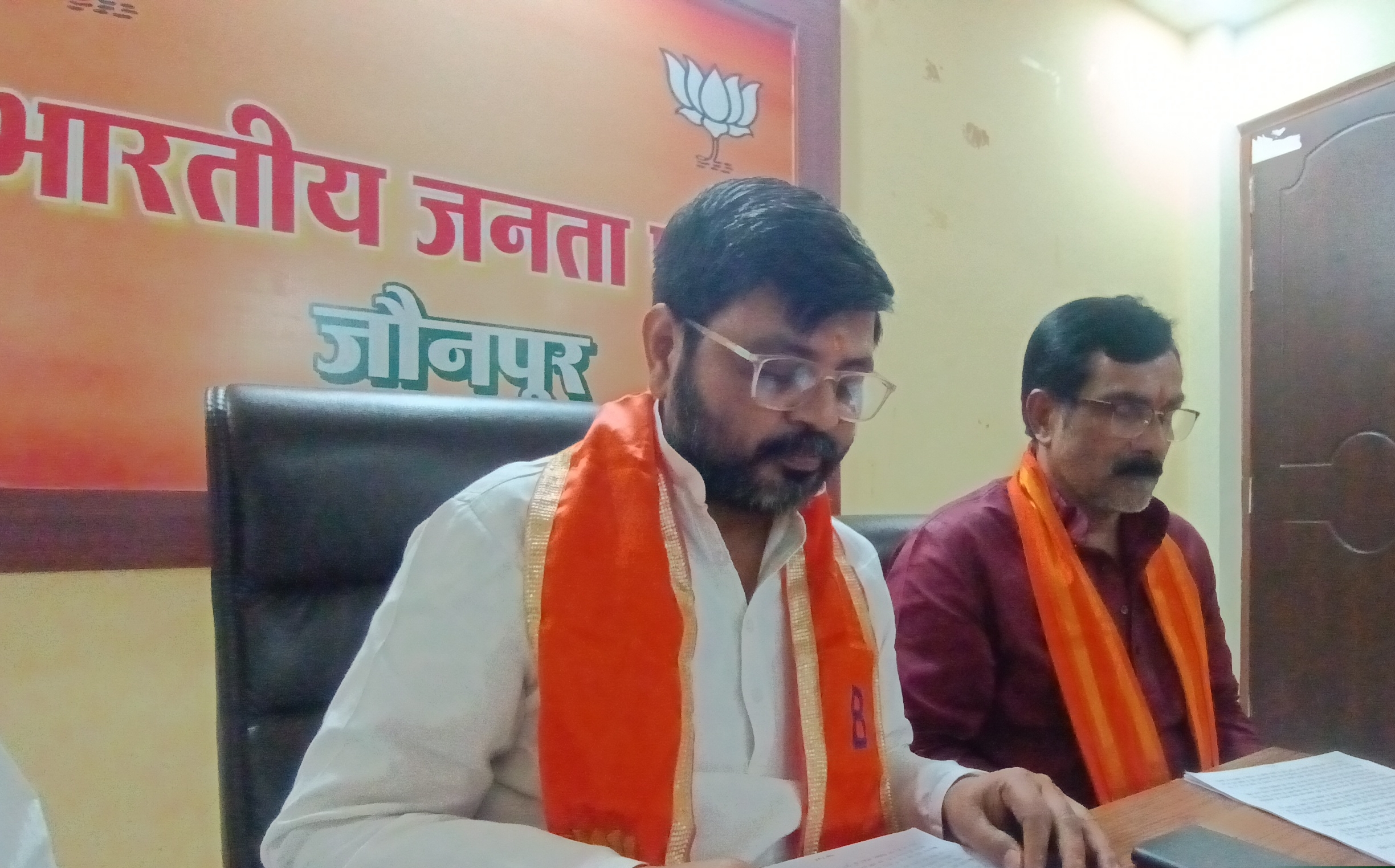 पत्रकारों से बात करते जिलाध्यक्ष पुष्प राज सिंह पत्रकारों से बात करते जिलाध्यक्ष पुष्प राज सिंह