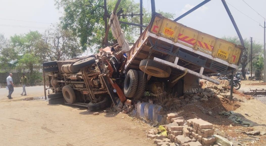 हादसे के बाद क्षतिग्रस्त ट्रक व मेटाडोर। हादसे के बाद क्षतिग्रस्त ट्रक व मेटाडोर।