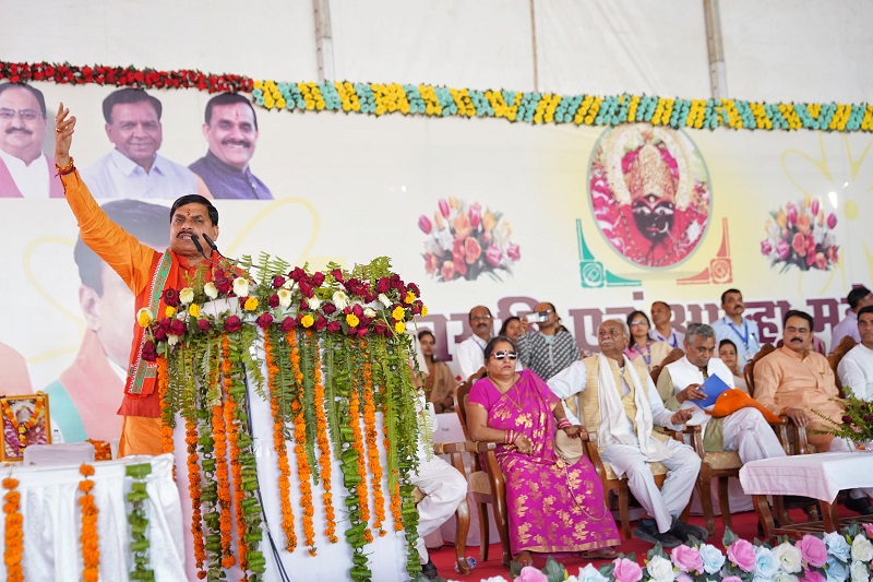 मैहर में रामनवमीं पर माँ शारदा मंदिर में दर्शन करने के बाद आमसभा को संबोधित करते हुए मुख्यमंत्री मैहर में रामनवमीं पर माँ शारदा मंदिर में दर्शन करने के बाद आमसभा को संबोधित करते हुए मुख्यमंत्री