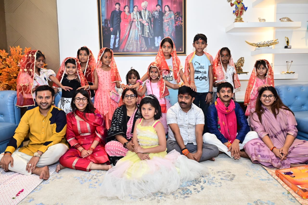 मंत्री नंद गोपाल नंदी एवं कन्याओं का छाया चित्र मंत्री नंद गोपाल नंदी एवं कन्याओं का छाया चित्र