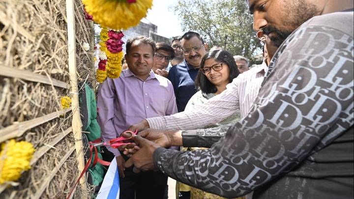 कलेक्टर ने स्वयं पिया पानी और राहगीरों से कराया प्याऊ का शुभारंभ कलेक्टर ने स्वयं पिया पानी और राहगीरों से कराया प्याऊ का शुभारंभ