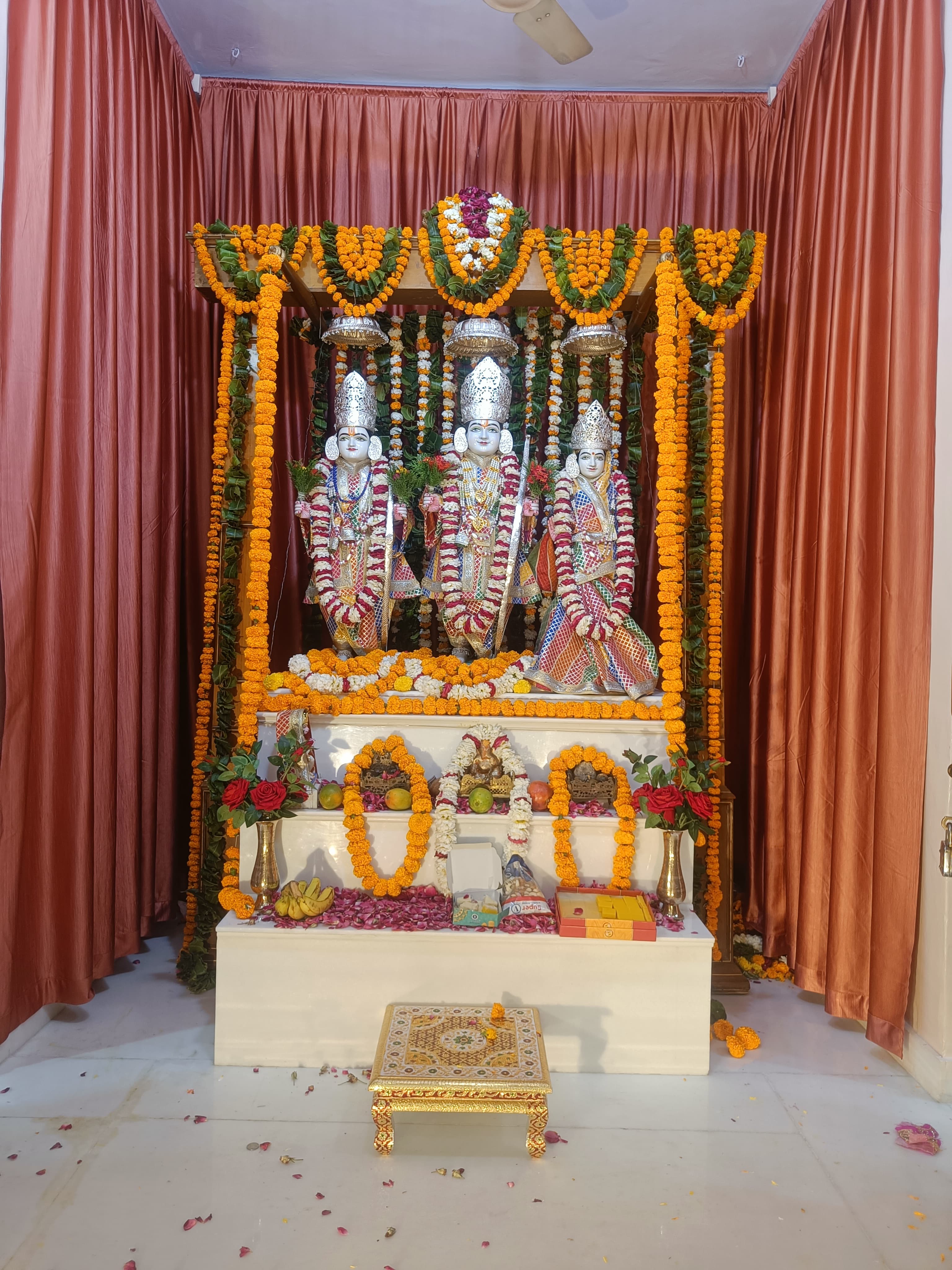 श्री राम मंदिर आदर्श नगर में श्री राम नवमी महोत्सव पर भगवान को पचरंगी पोशाक कराई धारण श्री राम मंदिर आदर्श नगर में श्री राम नवमी महोत्सव पर भगवान को पचरंगी पोशाक कराई धारण