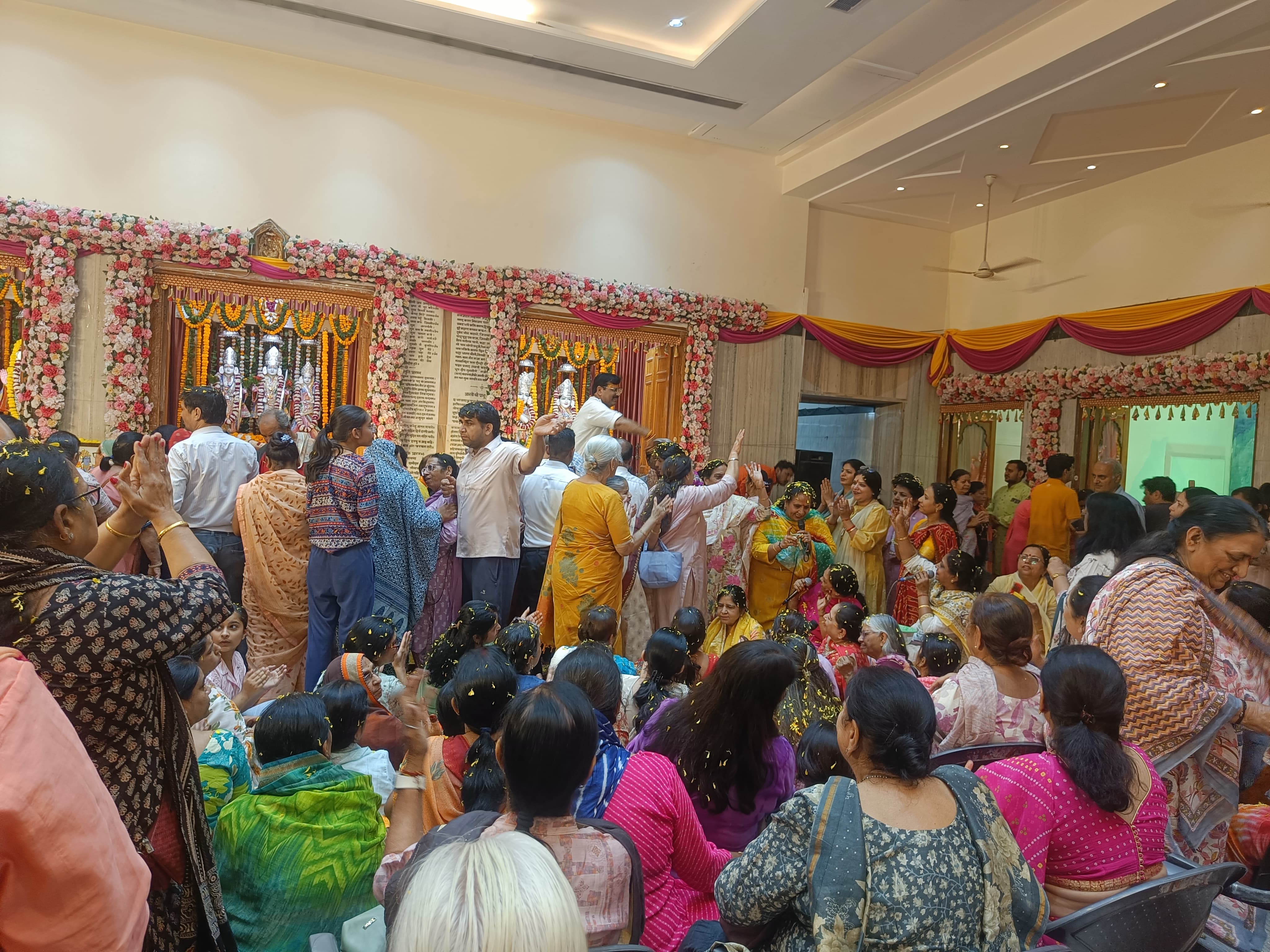 श्री राम मंदिर आदर्श नगर में श्री राम नवमी महोत्सव पर भगवान को पचरंगी पोशाक कराई धारण श्री राम मंदिर आदर्श नगर में श्री राम नवमी महोत्सव पर भगवान को पचरंगी पोशाक कराई धारण