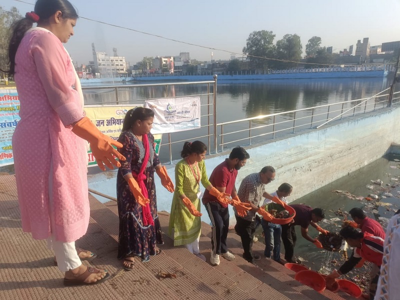 छिंदवाड़ा में छोटा तालाब के कुण्ड में चलाया गया स्वच्छता अभियान छिंदवाड़ा में छोटा तालाब के कुण्ड में चलाया गया स्वच्छता अभियान