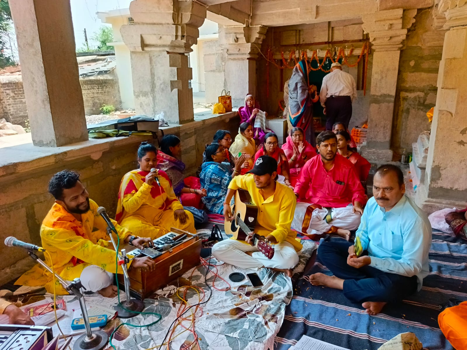 इतवारी बाजार स्थित राम मंदिर में भजन कीर्तन करते हुए मंदिर समिति के सदस्य व अन्य। इतवारी बाजार स्थित राम मंदिर में भजन कीर्तन करते हुए मंदिर समिति के सदस्य व अन्य।