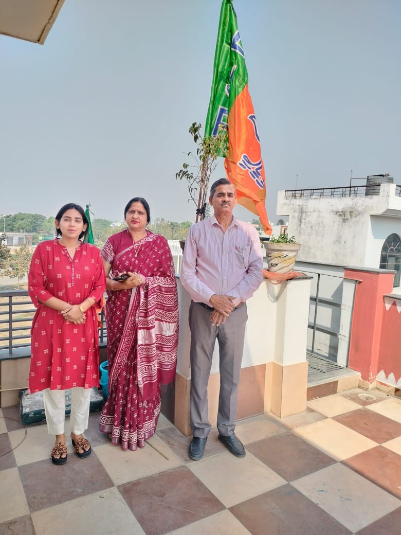 पार्टी का ध्वज लगाते हुए महापौर सुमन बहमनी पार्टी का ध्वज लगाते हुए महापौर सुमन बहमनी