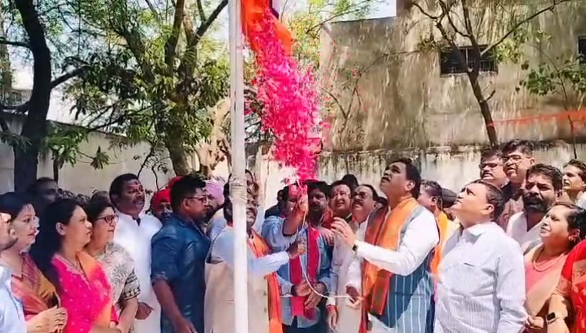 भाजपा स्थापना दिवस संगठन महामंत्री पवन साय भाजपा का झंडा फहराते भाजपा स्थापना दिवस संगठन महामंत्री पवन साय भाजपा का झंडा फहराते