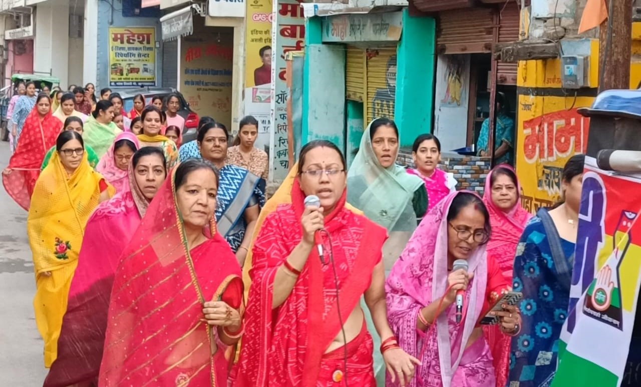 प्रभातफेरी में शामिल हुई समाज की महिलाएं। प्रभातफेरी में शामिल हुई समाज की महिलाएं।