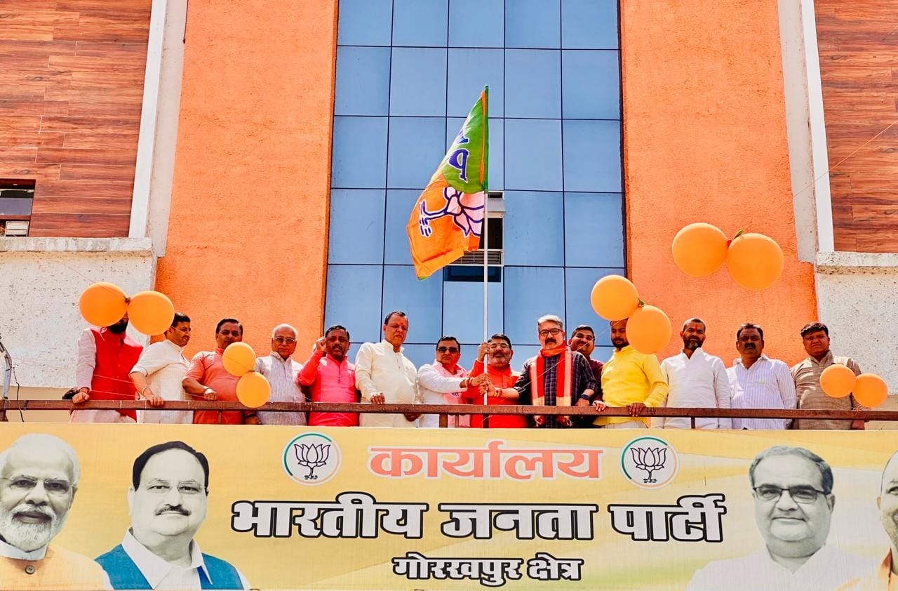 भाजपा का झंडा फहराया, एक दूसरे को मिठाई खिलाकर दीं बधाइयां भाजपा का झंडा फहराया, एक दूसरे को मिठाई खिलाकर दीं बधाइयां
