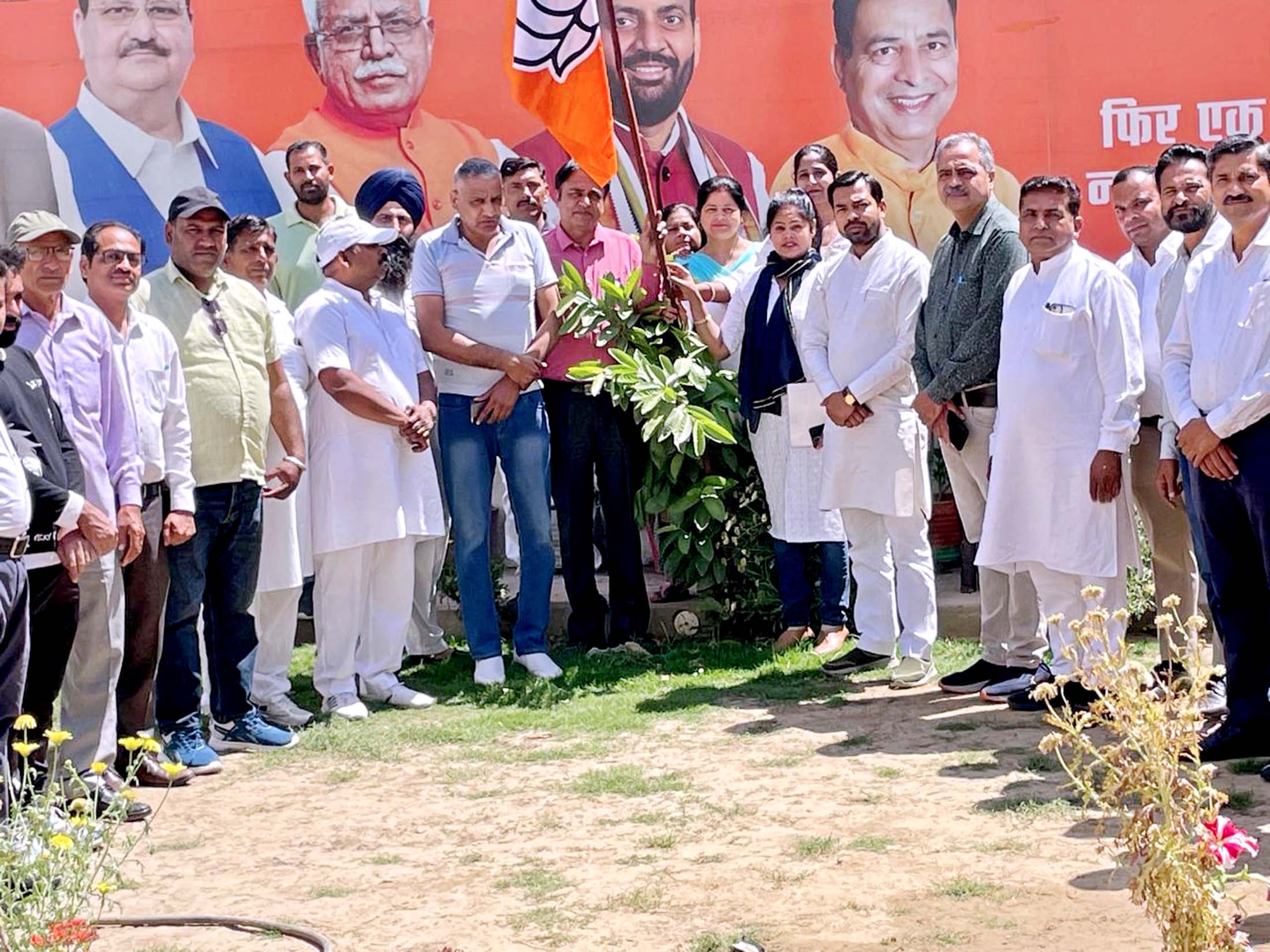 पार्टी के स्थापना दिवस पर आयोजित कार्यक्रम में भाग लेते हुए भाजपा कार्यकर्ता व पदाधिकारी। पार्टी के स्थापना दिवस पर आयोजित कार्यक्रम में भाग लेते हुए भाजपा कार्यकर्ता व पदाधिकारी।