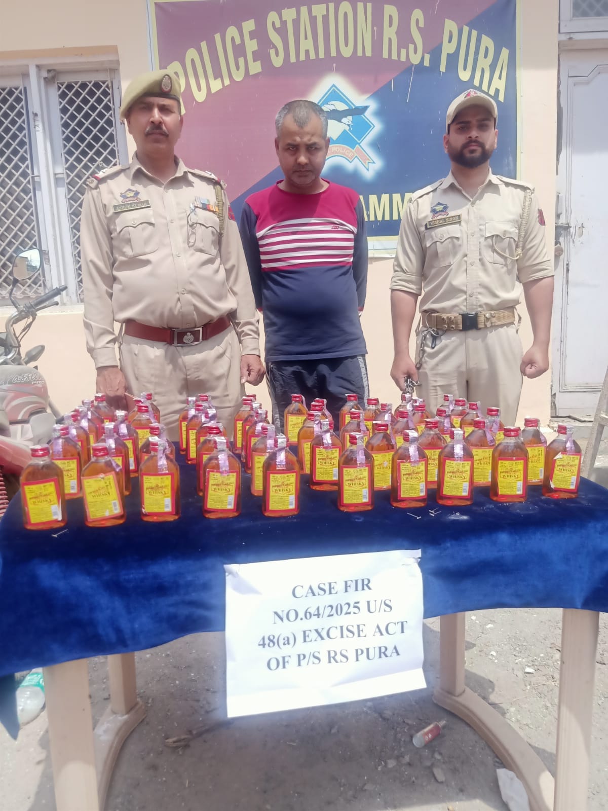 पुलिस स्टेशन आर.एस.पुरा, जम्मू द्वारा अवैध शराब के 53 क्वार्टर के पुलिस स्टेशन आर.एस.पुरा, जम्मू द्वारा अवैध शराब के 53 क्वार्टर के