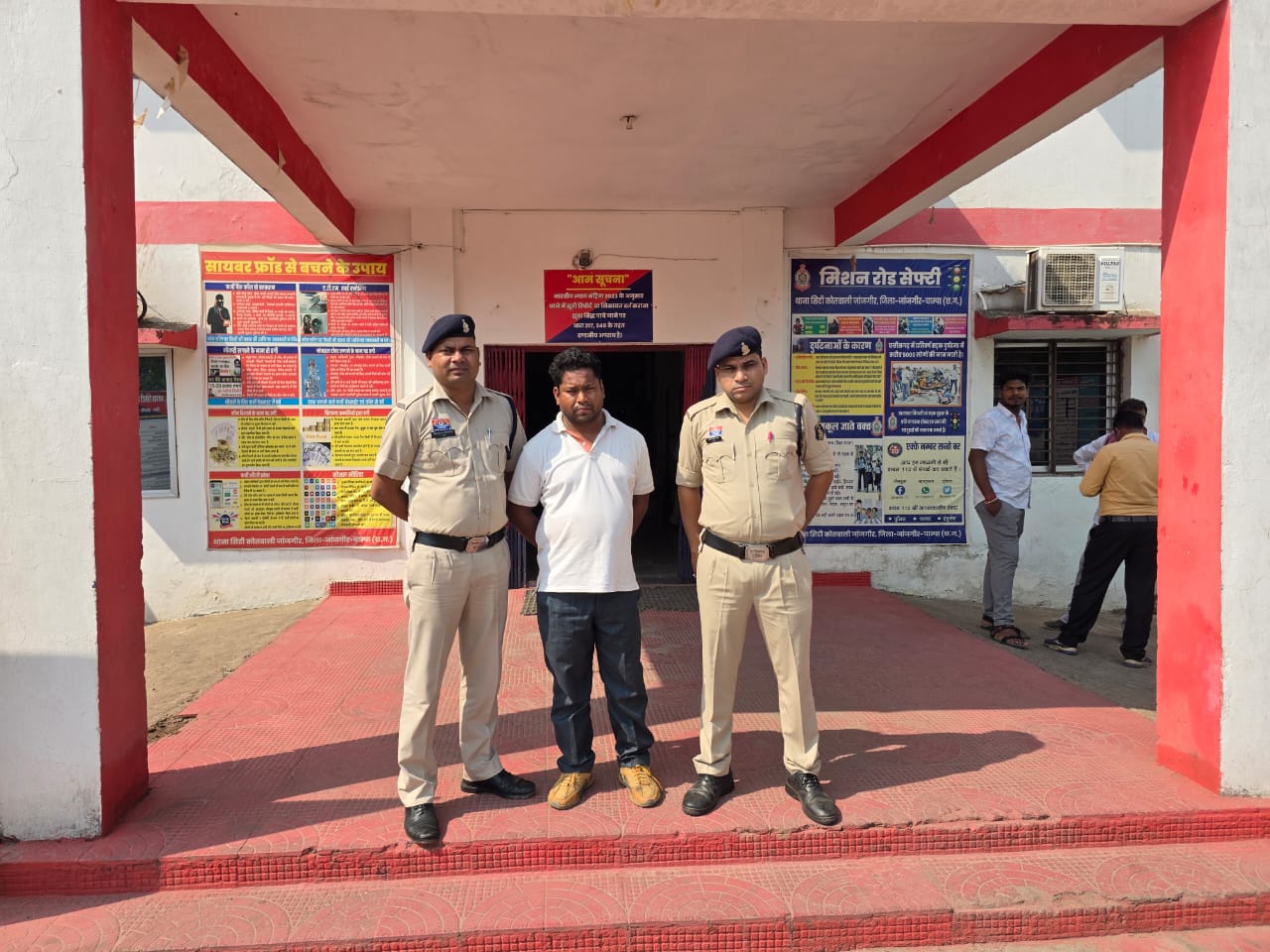 जांजगीर : फर्जी तरीके से एयरटेल कम्पनी के मोबाइल सिम नं जारी करने वाला फरार आरोपित गिरफ्तार जांजगीर : फर्जी तरीके से एयरटेल कम्पनी के मोबाइल सिम नं जारी करने वाला फरार आरोपित गिरफ्तार