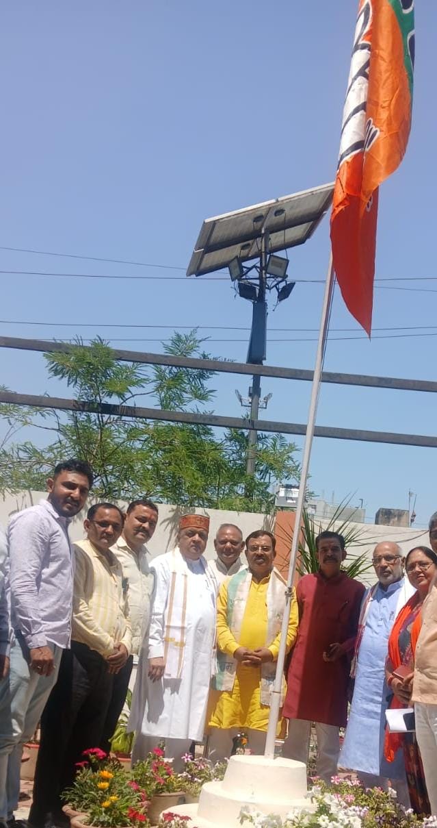 क्षेत्रीय अध्यक्ष पार्टी का झंडा रोहण करते हुए क्षेत्रीय अध्यक्ष पार्टी का झंडा रोहण करते हुए