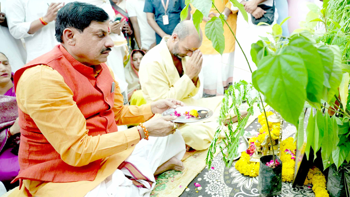 मुख्यमंत्री डॉ. यादव ने नर्मदापुरम के दादा कुटी में की प्रदेश की सुख-समृद्धि के लिए पूजा-अर्चना मुख्यमंत्री डॉ. यादव ने नर्मदापुरम के दादा कुटी में की प्रदेश की सुख-समृद्धि के लिए पूजा-अर्चना