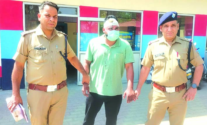 पुलिस गिरफ्त में आरोपित पुलिस गिरफ्त में आरोपित