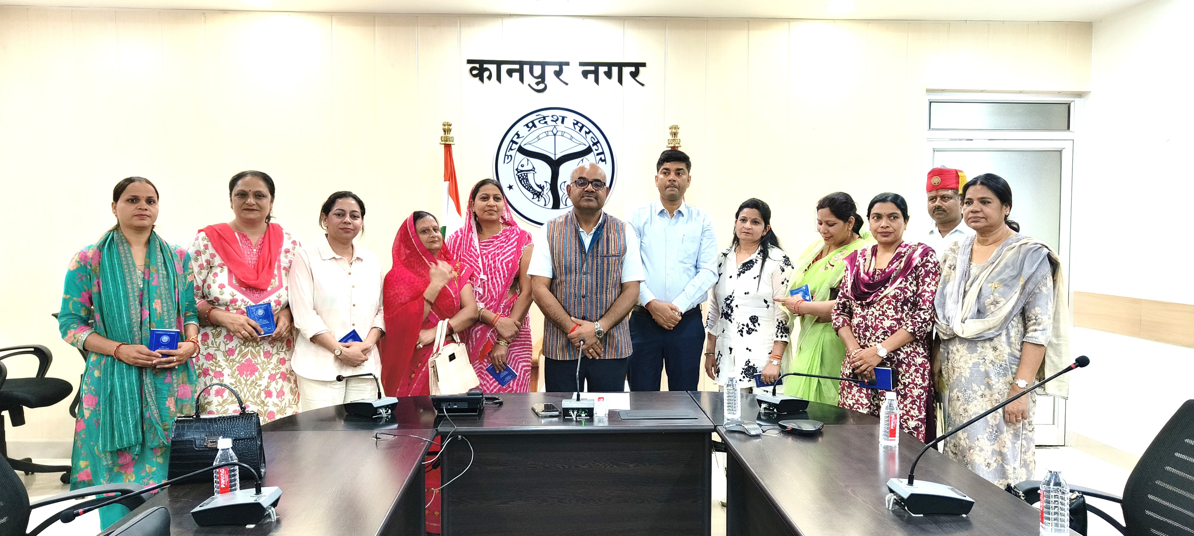 जिलाधिकारी के साथ लाइसेंस वितरित नौ महिलाये जिलाधिकारी के साथ लाइसेंस वितरित नौ महिलाये
