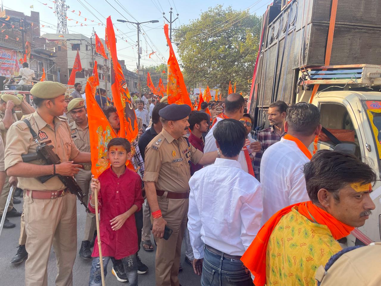 शोभायात्रा के दौरान मौजूद रहा भारी पुलिस बल शोभायात्रा के दौरान मौजूद रहा भारी पुलिस बल