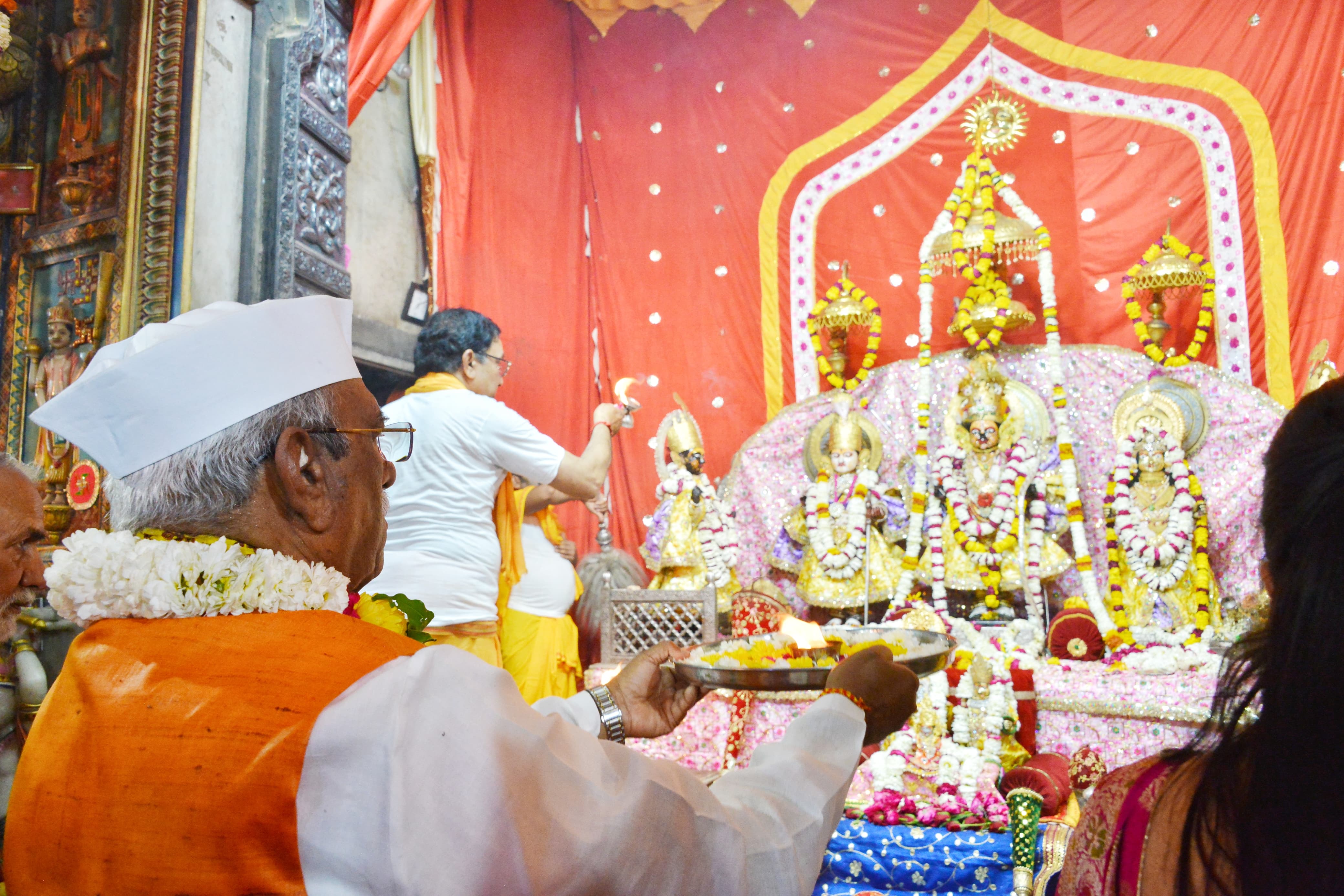 रामनवमी पर राज्यपाल ने प्राचीन ठिकाना मंदिर श्रीरामचंद्रजी पहुंचकर महा आरती में भाग लिया रामनवमी पर राज्यपाल ने प्राचीन ठिकाना मंदिर श्रीरामचंद्रजी पहुंचकर महा आरती में भाग लिया