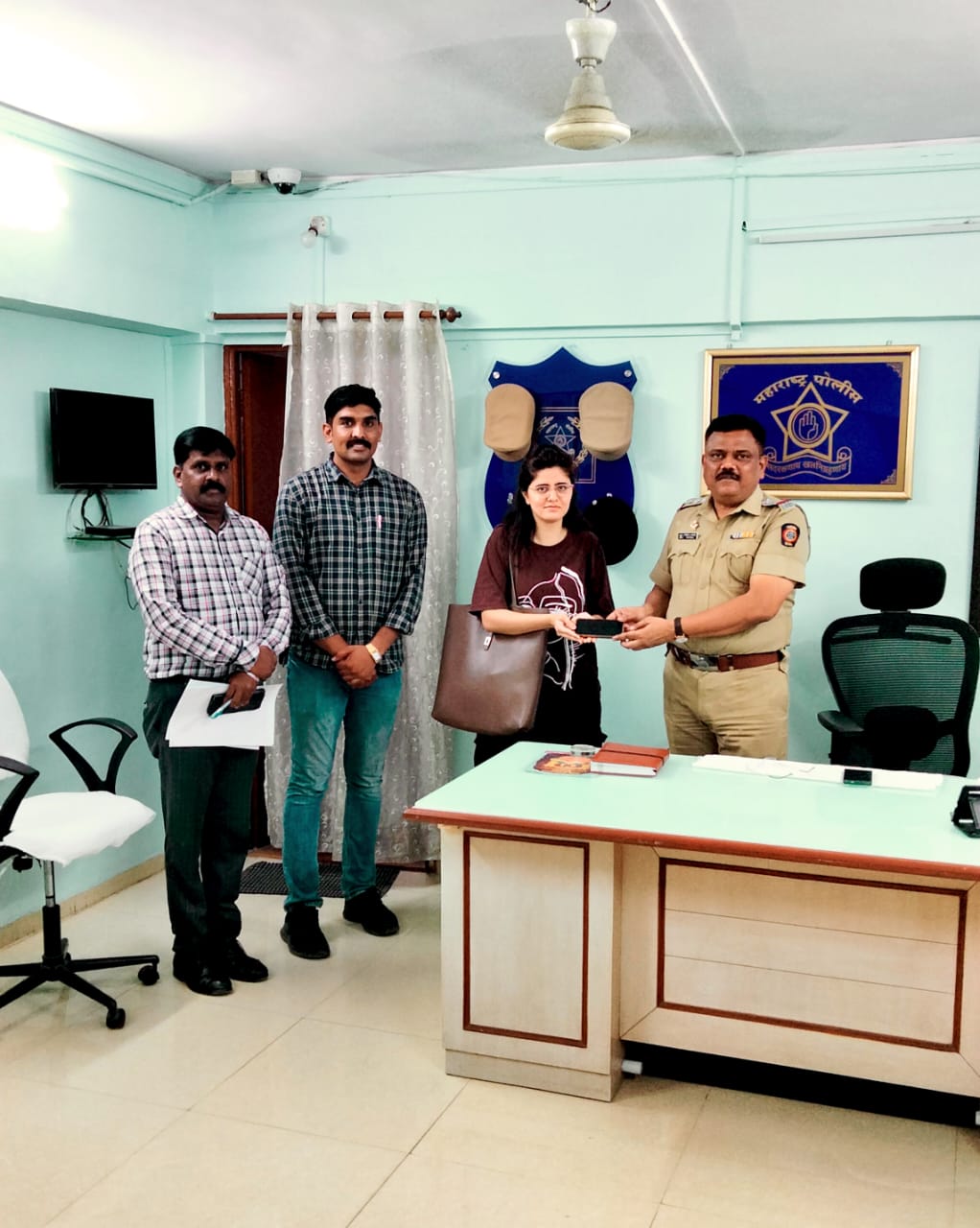 Police found a lost mobile worth rupees 1 lakh Police found a lost mobile worth rupees 1 lakh