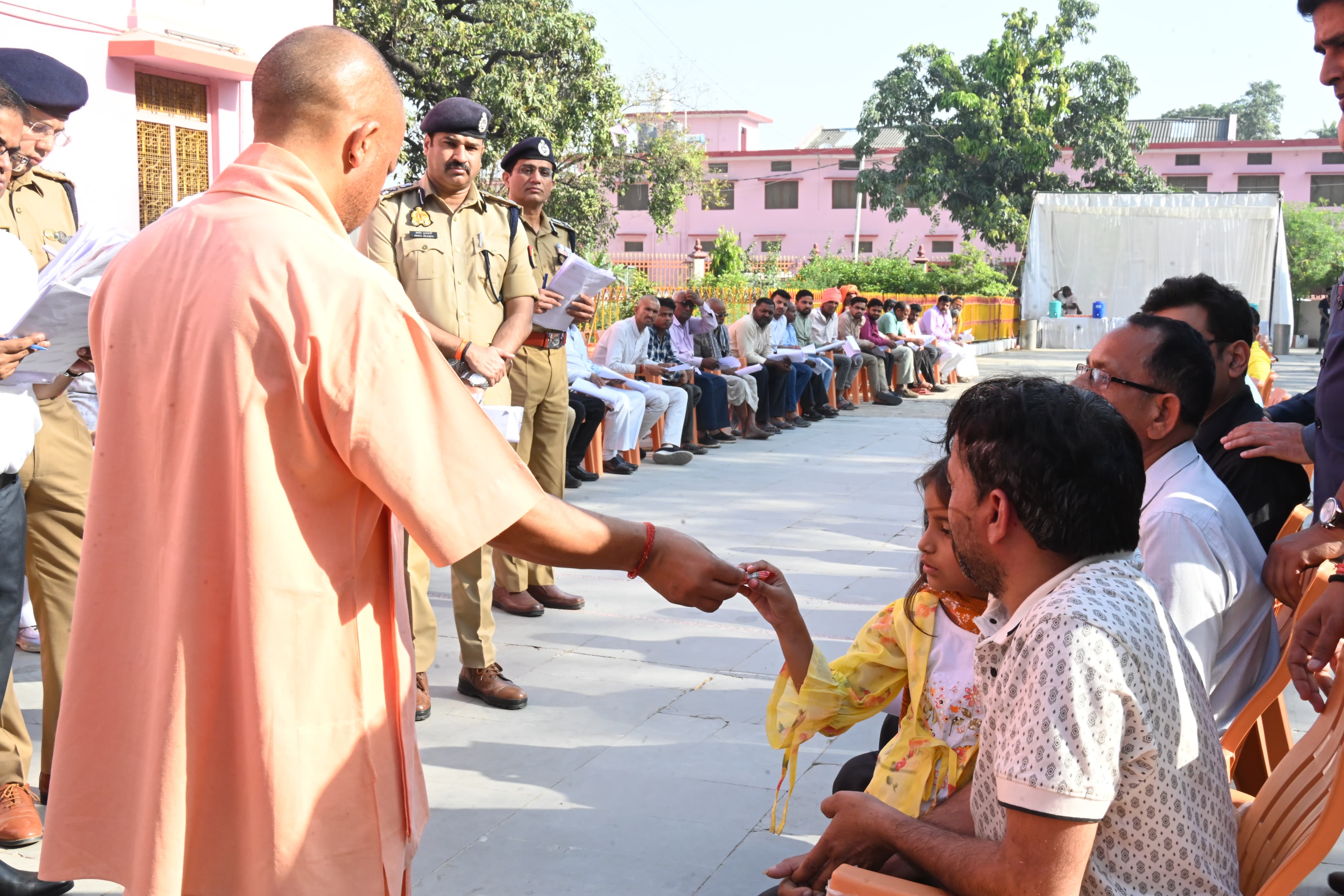*किसी को चिंता करने की जरूरत नहीं, हर समस्या का कराएंगे प्रभावी निस्तारण : सीएम योगी*