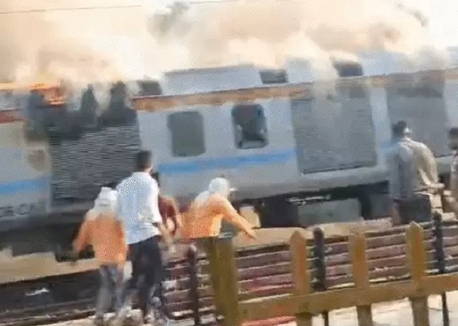 उज्जैन के तराना रोड स्टेशन के पास बिलासपुर-बीकानेर एक्सप्रेस में लगी आग उज्जैन के तराना रोड स्टेशन के पास बिलासपुर-बीकानेर एक्सप्रेस में लगी आग