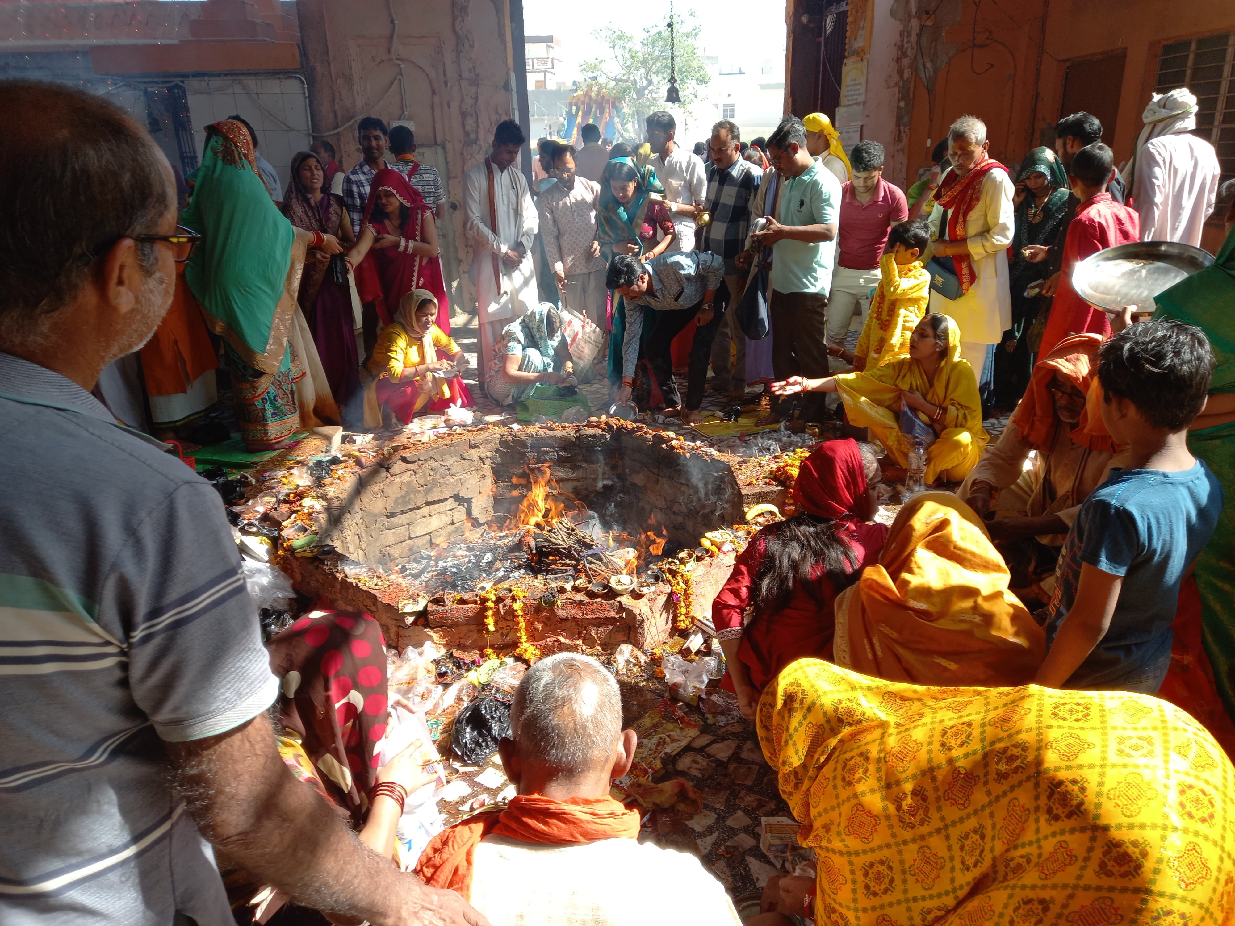 मंदिरों में चला सैलाब मंदिरों में चला सैलाब