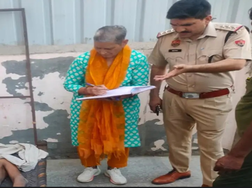 गांव मदीना में हत्या के बाद जांच पड़ताल करती एफएसएल की टीम। गांव मदीना में हत्या के बाद जांच पड़ताल करती एफएसएल की टीम।