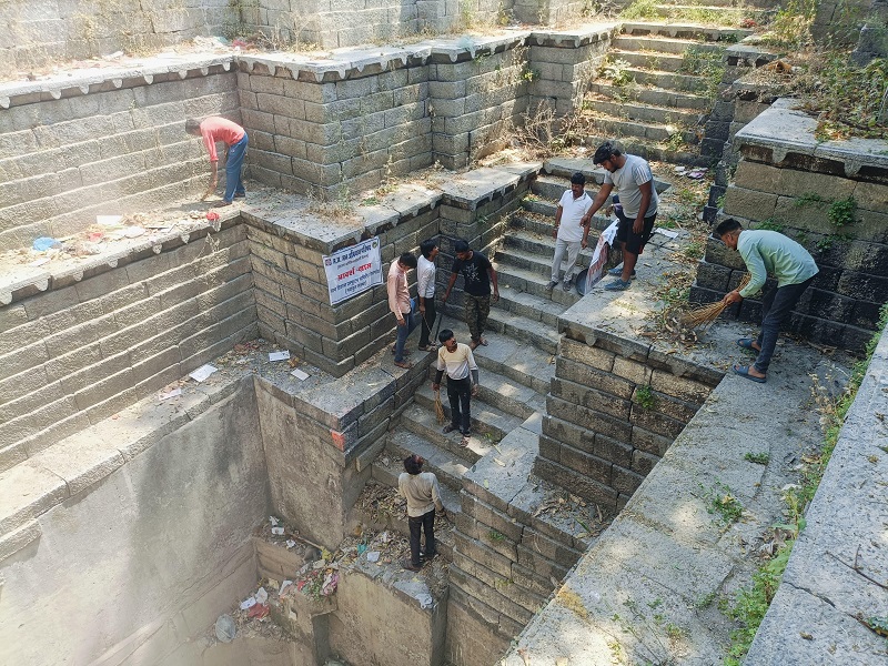 धार जिले में बावड़ी की सफाई कर स्वच्छता और जल संरक्षण का दिया संदेश धार जिले में बावड़ी की सफाई कर स्वच्छता और जल संरक्षण का दिया संदेश