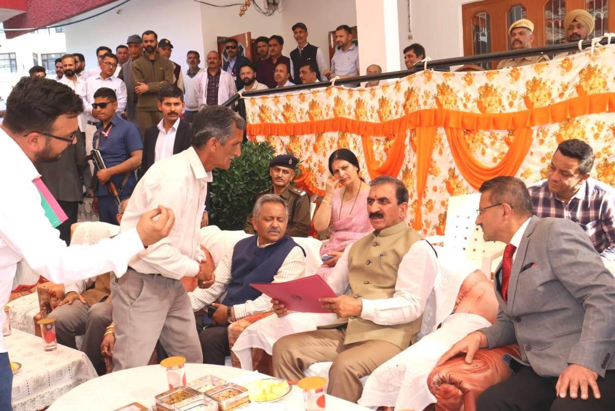मुख्यमंत्री ने जिला सिरमौर के गांव दाड़ो देवरिया में सुनी जनसमस्याएं मुख्यमंत्री ने जिला सिरमौर के गांव दाड़ो देवरिया में सुनी जनसमस्याएं