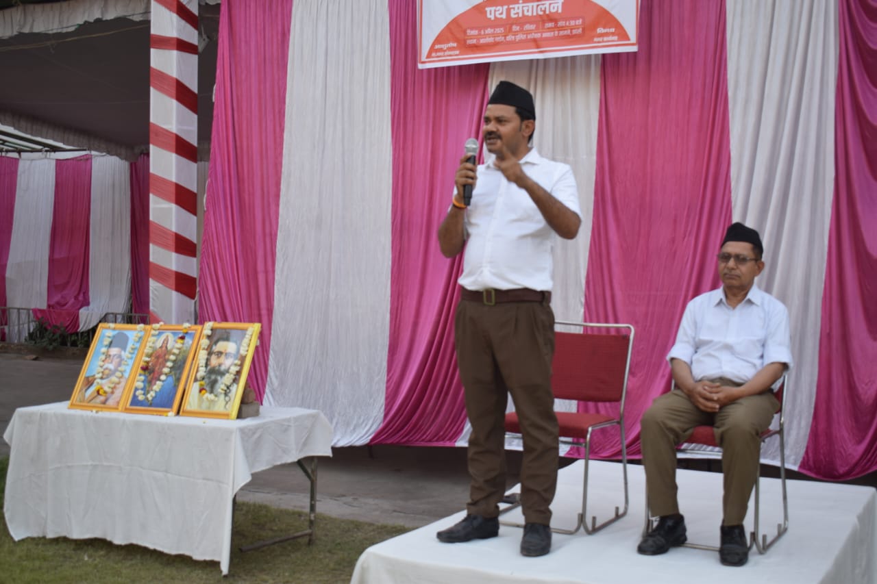स्वयंसेवक का प्रबोधन करते मुख्य वक्ता स्वयंसेवक का प्रबोधन करते मुख्य वक्ता