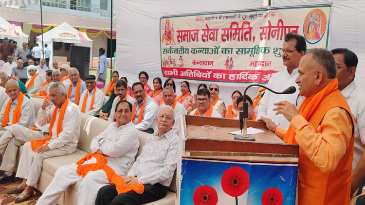 सोनीपत: मेयर राजीव जैन गीतांजलि में संबोधित करते हुए। सोनीपत: मेयर राजीव जैन गीतांजलि में संबोधित करते हुए।