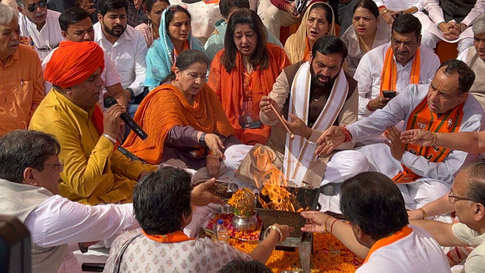 हरियाणा के मुख्यमंत्री नायब सैनी पंचकूला में प्रदेश कार्यालय के उदघाटन अवसर पर हवन करते हुए हरियाणा के मुख्यमंत्री नायब सैनी पंचकूला में प्रदेश कार्यालय के उदघाटन अवसर पर हवन करते हुए