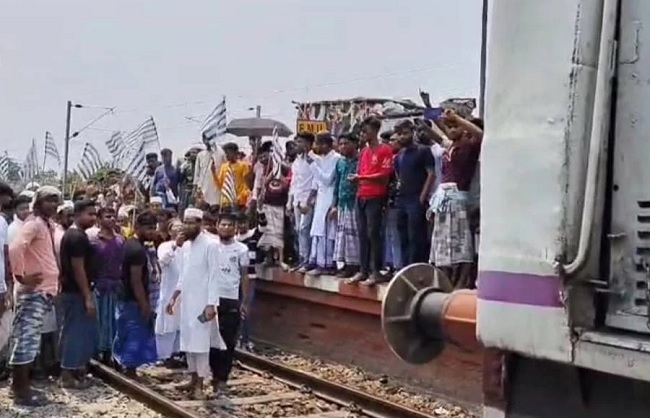 डायमंड हार्बर शाखा के मगराहाट स्टेशन पर रेल विरोध प्रदर्शन डायमंड हार्बर शाखा के मगराहाट स्टेशन पर रेल विरोध प्रदर्शन