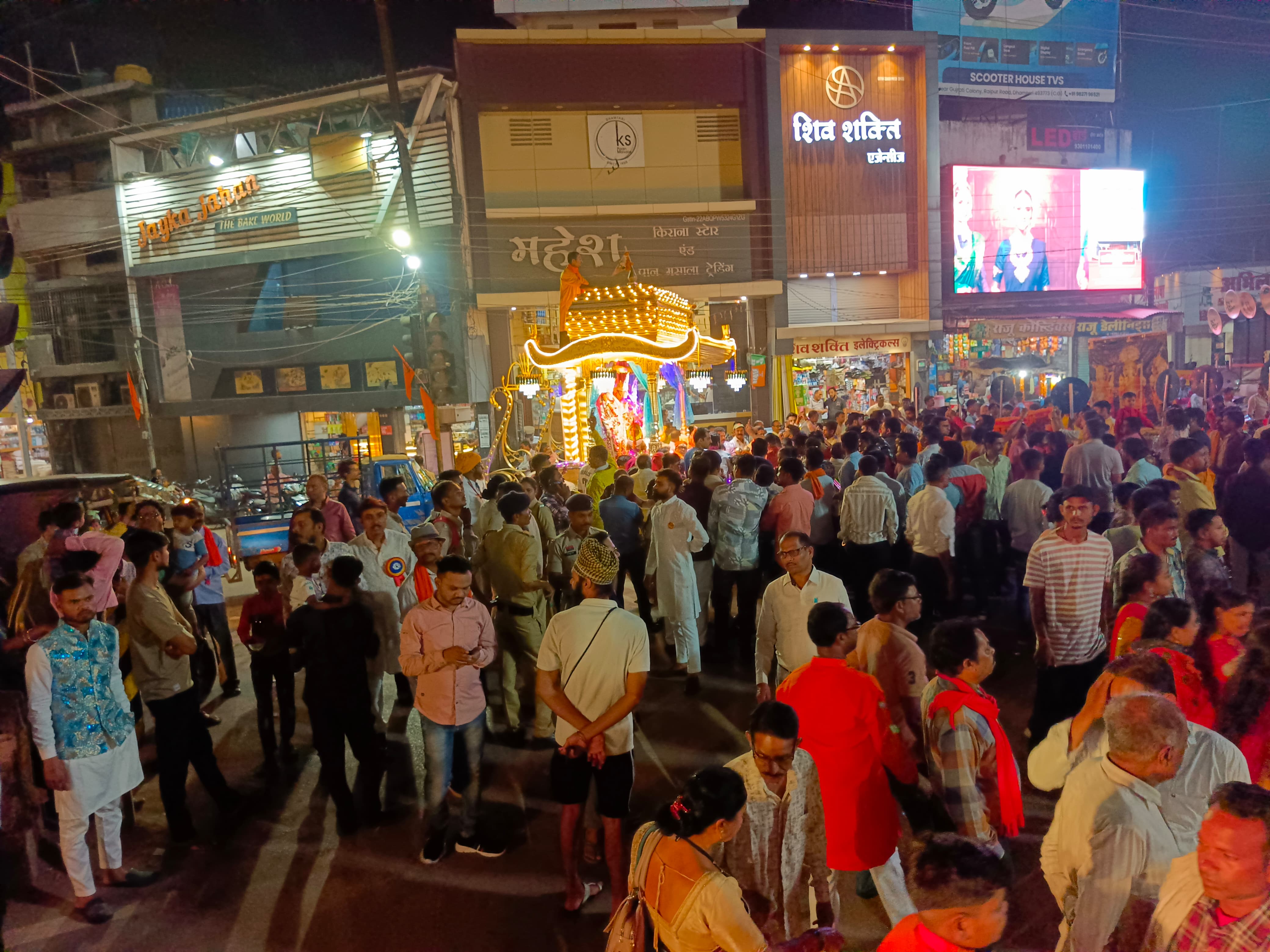 शहर में निकाली गई शोभायात्रा में शामिल लाेग। शहर में निकाली गई शोभायात्रा में शामिल लाेग।