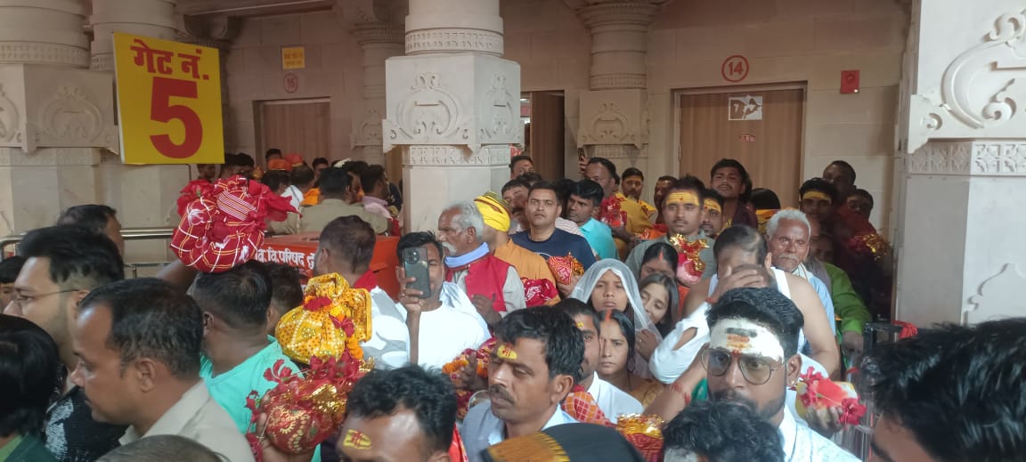 गर्भगृह की ओर दर्शन-पूजन को जाते दर्शनार्थी।
