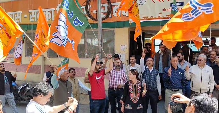 भाजप कार्यकर्ता स्थापना दिवस मनाते हुए भाजप कार्यकर्ता स्थापना दिवस मनाते हुए