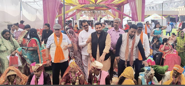 सोनीपत वसुंधरा         गार्डन में सर्वजातीय कन्या विवाह कार्यक्रम में नवविवाहित जोड़ों को आशीर्वाद देते हुए विधायक निखिल मदान
