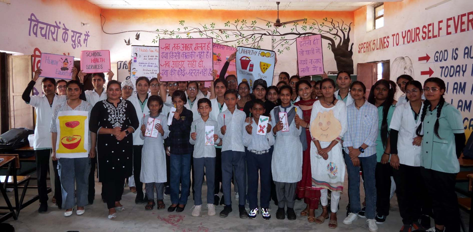 कार्यक्रम प्रस्तुत करते विद्यार्थी।