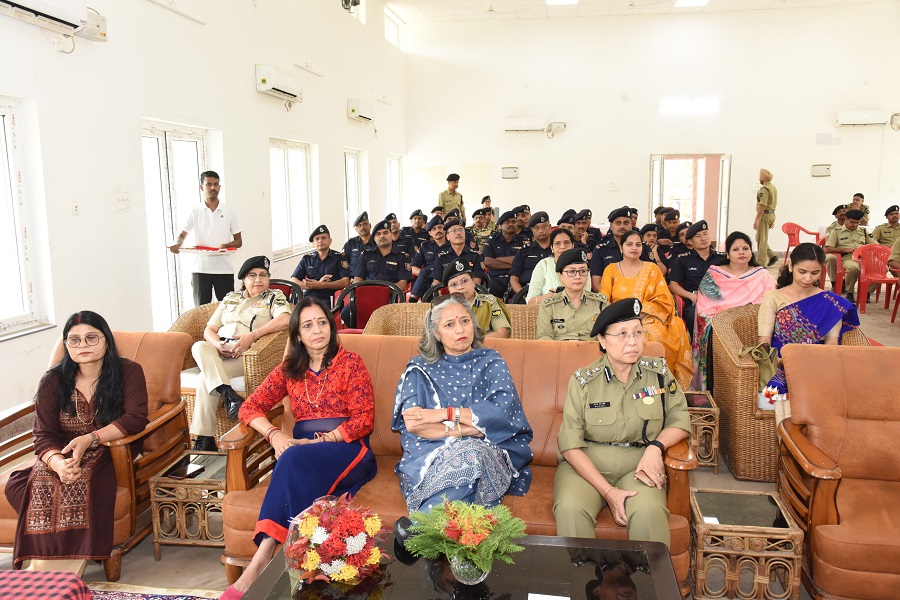 फ्रंटियर मुख्यालय बीएसएफ, पटगांव, गुवाहाटी में विश्व स्वास्थ्य दिवस पर आयोजित कार्यक्रम में उपस्थित बीडब्ल्यूडब्ल्यूए पदाधिकारी, सदस्य एवं प्रहरी परिवार के सदस्य। फ्रंटियर मुख्यालय बीएसएफ, पटगांव, गुवाहाटी में विश्व स्वास्थ्य दिवस पर आयोजित कार्यक्रम में उपस्थित बीडब्ल्यूडब्ल्यूए पदाधिकारी, सदस्य एवं प्रहरी परिवार के सदस्य।