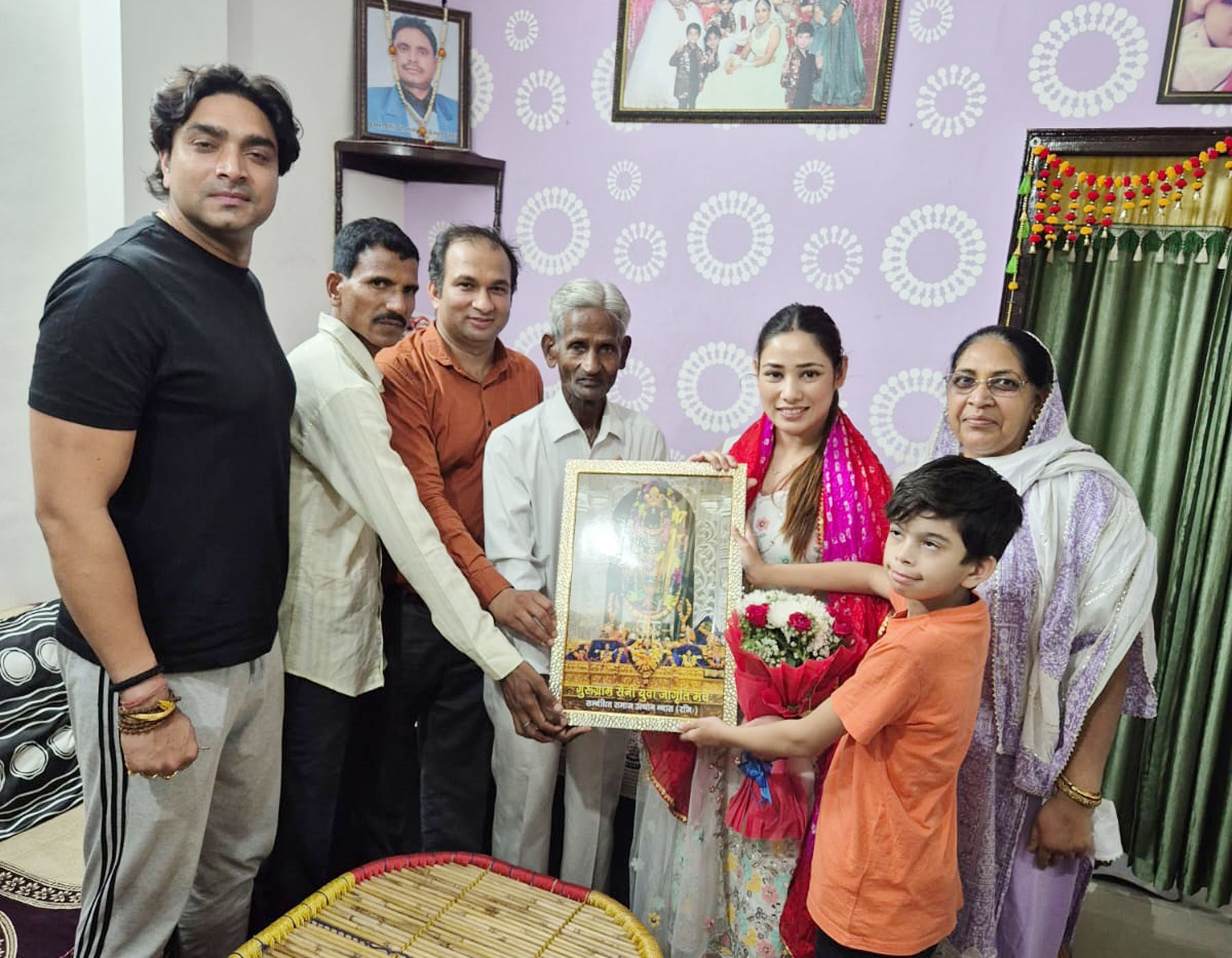 गुरुग्राम के गांव सिलोखरा में बॉक्सर चेतना सैनी को सम्मानित करते गुरुग्राम सैनी युवा जागृति मंच के सदस्य। गुरुग्राम के गांव सिलोखरा में बॉक्सर चेतना सैनी को सम्मानित करते गुरुग्राम सैनी युवा जागृति मंच के सदस्य।