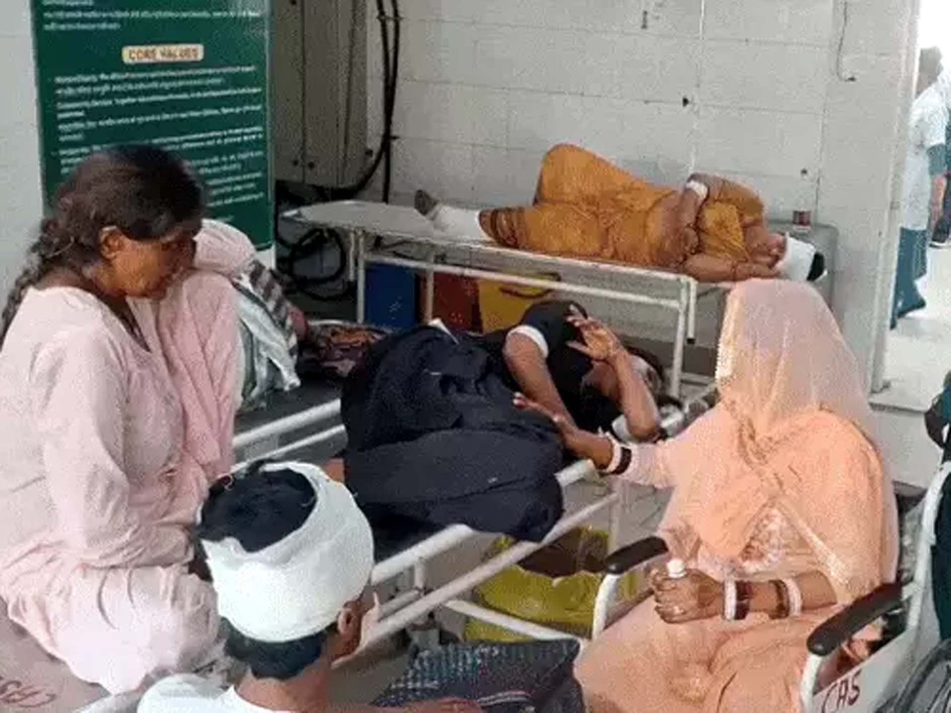 हादसे में घायलों का इलाज करते स्वास्थ्य कर्मी। हादसे में घायलों का इलाज करते स्वास्थ्य कर्मी।