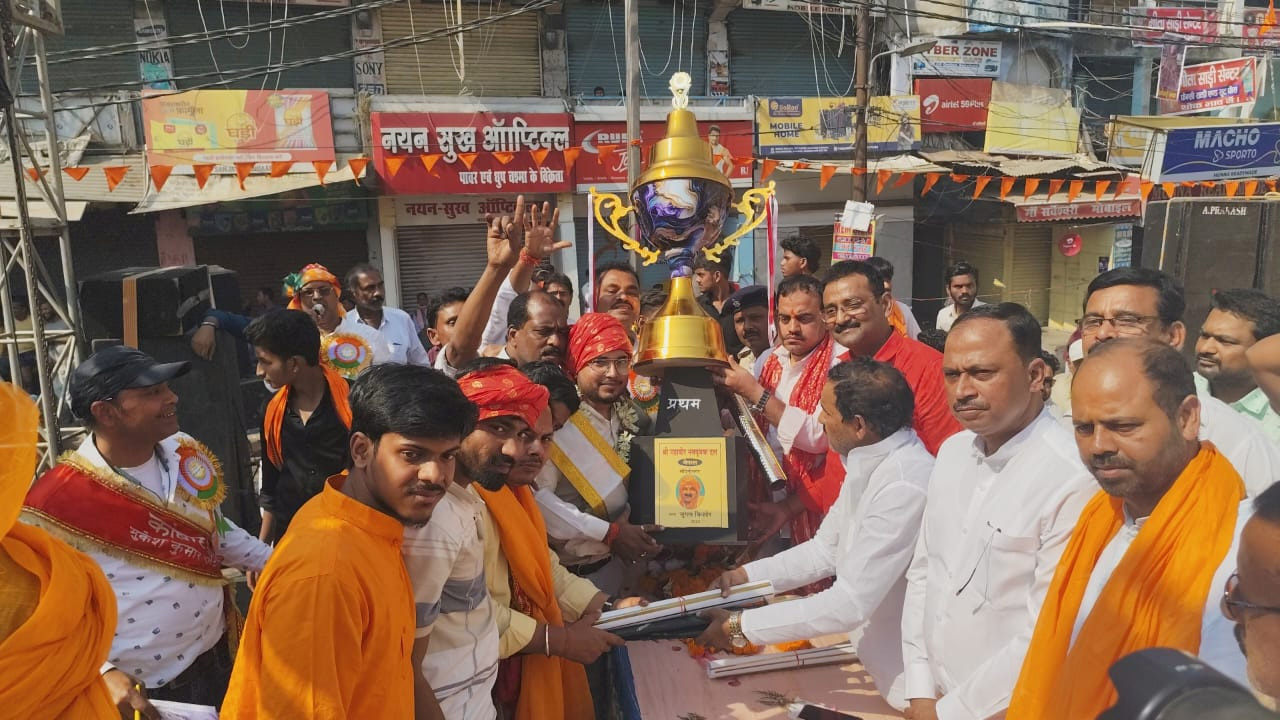 प्रथम पुरस्कार देते अतिथि एवं जेनरल अध्यक्ष प्रथम पुरस्कार देते अतिथि एवं जेनरल अध्यक्ष