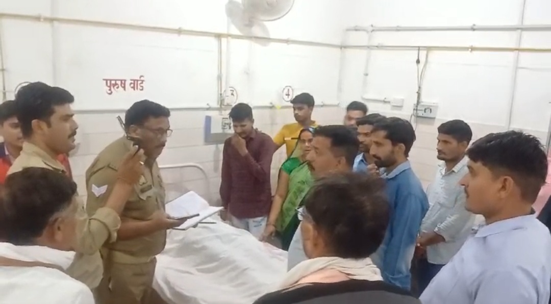 अस्पताल में उम्र तक की लाश साथ में परिजन और पुलिस अस्पताल में उम्र तक की लाश साथ में परिजन और पुलिस