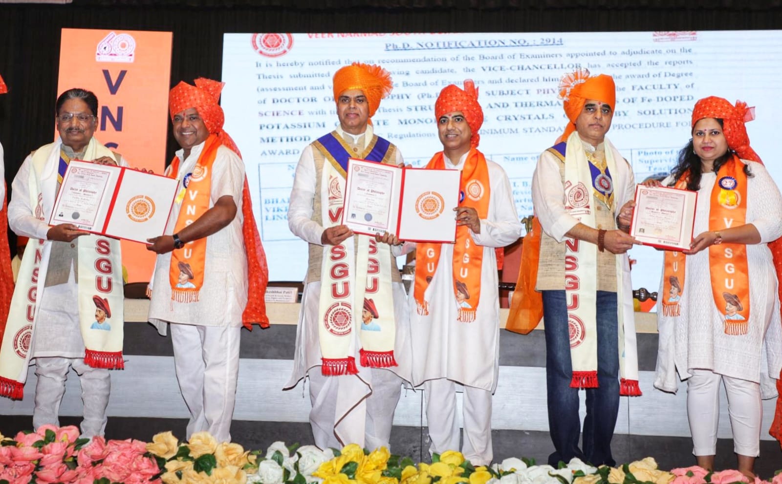 सूरत के वीएनएसजीयू में आयोजित दीक्षांत समारोह में पदवि प्रदान करते राज्यपाल आचार्य देवव्रत, मंत्री ऋषिकेश पटेल और राज्य मंत्री प्रफुल पानसेरिया। सूरत के वीएनएसजीयू में आयोजित दीक्षांत समारोह में पदवि प्रदान करते राज्यपाल आचार्य देवव्रत, मंत्री ऋषिकेश पटेल और राज्य मंत्री प्रफुल पानसेरिया।