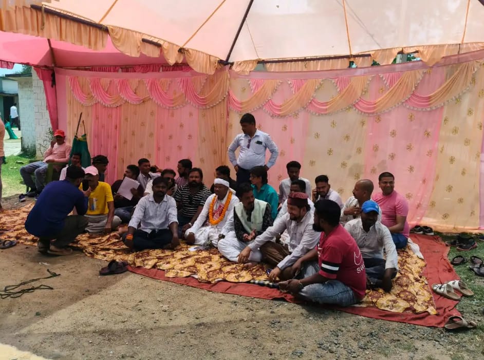 धरना देते झामुमो नेता सहित अन्य धरना देते झामुमो नेता सहित अन्य